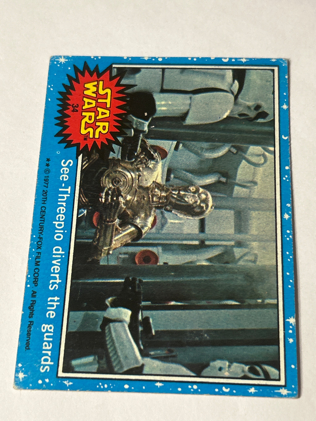 1977 Topps Star Wars Series 1 Blue #34 See-Threepio Diverts the Guards (Puzzle Back)